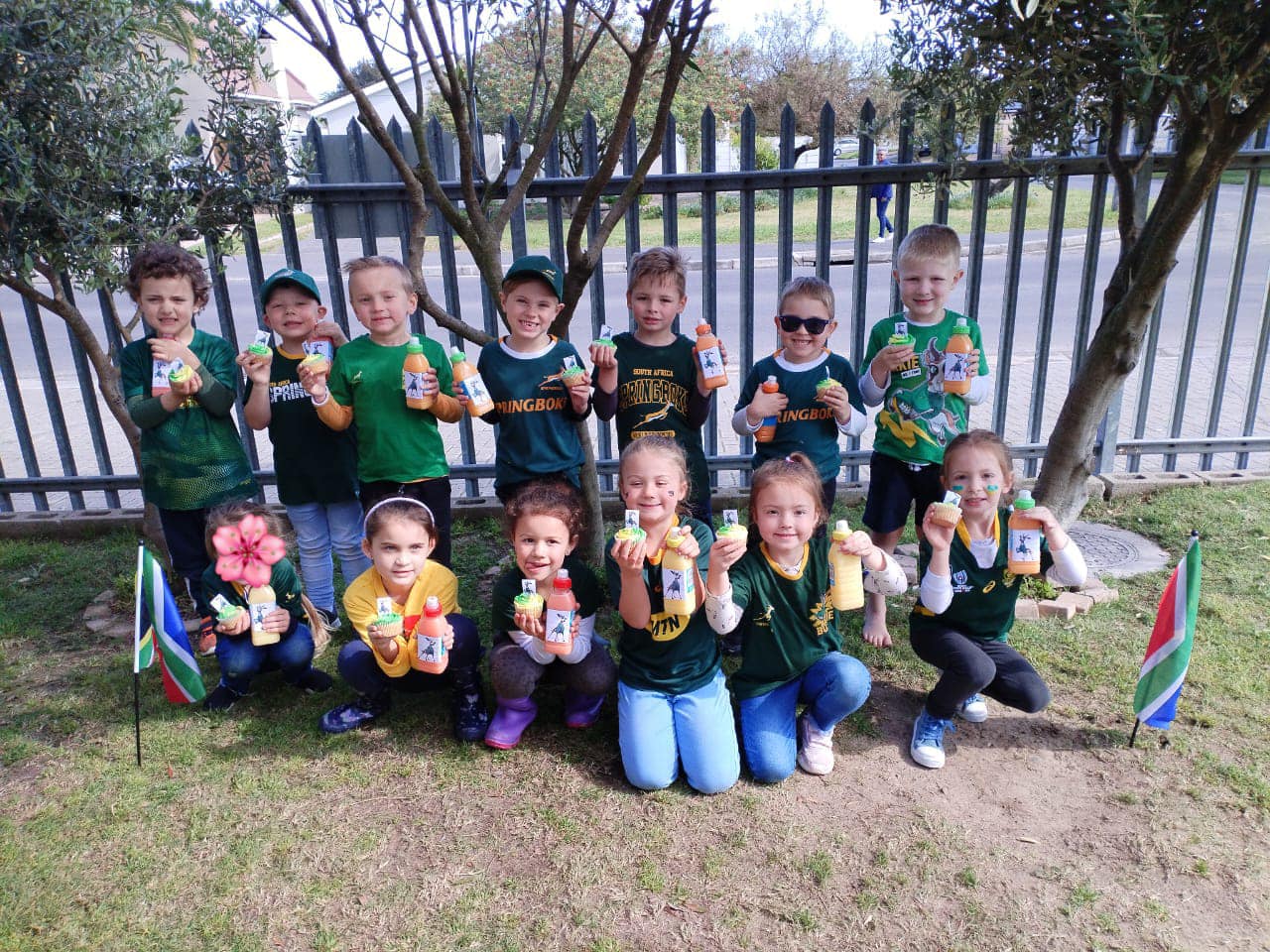 Koningspikkies Parke class group with South African flags