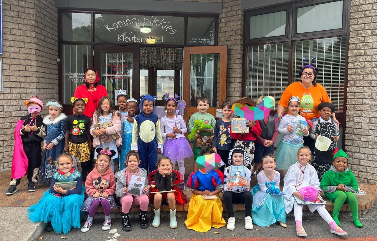 A class of children dressed up at the Koningspikkies Kleuterskool entrance on costume day